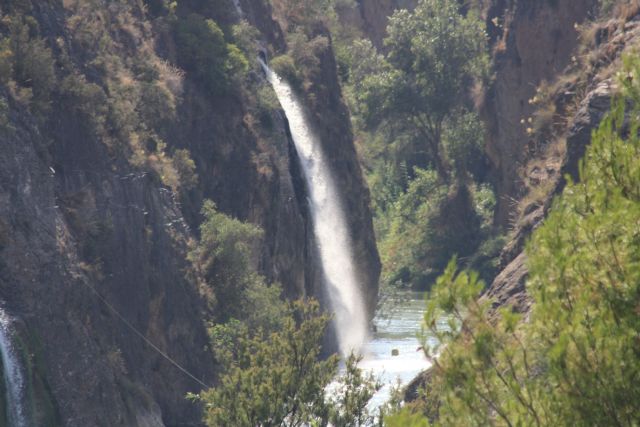 Imagen de archivo de uno de los pozos del Sinclinal de Calasparra vertiendo agua al río Segura.
