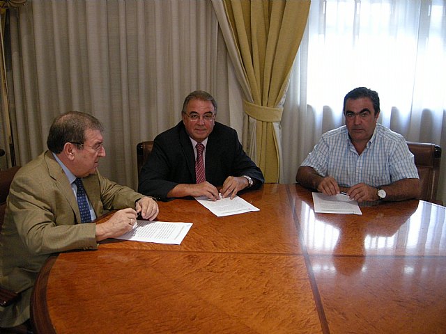  El presidente de Conservas Fernández, Joaquín Navarro, el secretario general de la Delegación del Gobierno, Juan José Camarasa, y el alcalde de Calasparra, Jesús Navarro