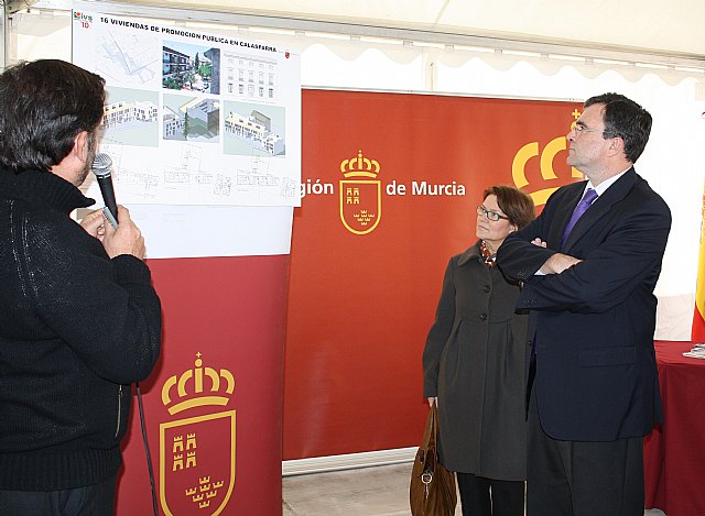El consejero de Obras Públicas y Ordenación del Territorio, José Ballesta (derecha), acompañado de la directora gerente del IVS, Juana Castaño, asiste a la presentación del proyecto de construcción de las 16 viviendas protegidas, cuyas obras ha iniciado hoy la Comunidad Autónoma en Calasparra.