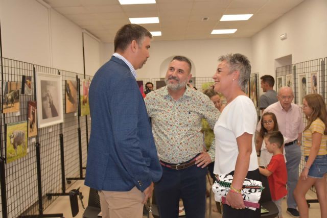 El Club Taurino de Calasparra inaugura la exposición 'Pinceles Taurinos' del artista madrileño, Luis Pineda
