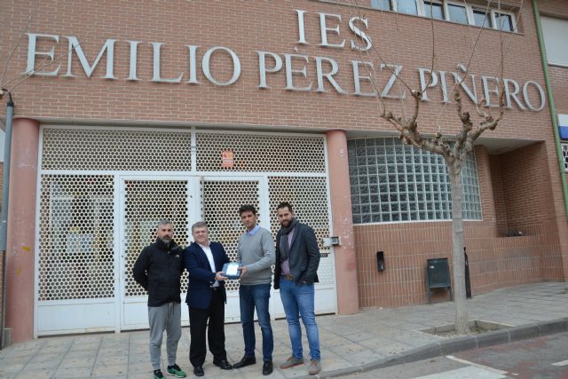 El Ayuntamiento entrega 7 desfibriladores a los centros educativos, Policía Local y Protección Civil