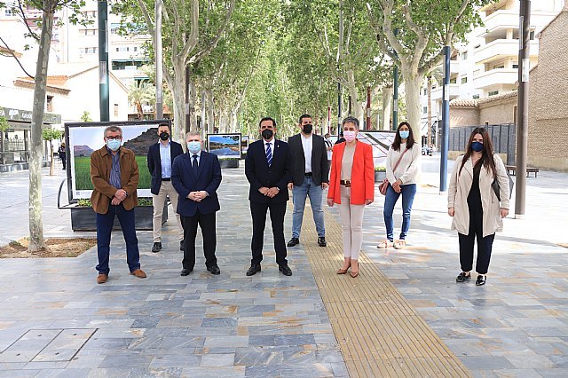 Inaugurada la exposición 'Entre arrozales' del fotógrafo Pedro Navarro Laforet en el paseo Alfonso X el Sabio de Murcia