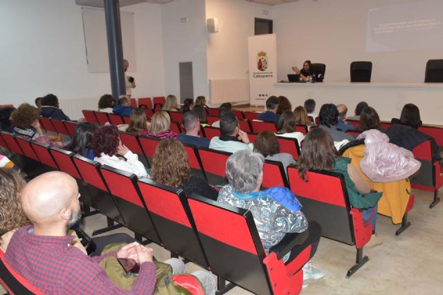 'Educar en igualdad y corresponsabilidad: el papel del padre en la crianza', la primera charla de la escuela de familias por Alberto Soler
