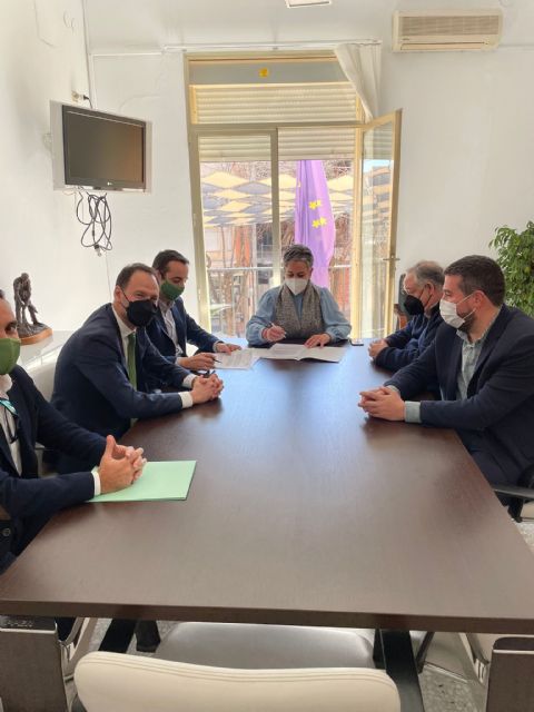 El Ayuntamiento de Calasparra e i-DE, del grupo Iberdrola, han firmado un convenio de colaboración para el soterramiento de la red eléctrica aérea de baja tensión en el entorno de Calle Hospicio con Avenida 1º de mayo