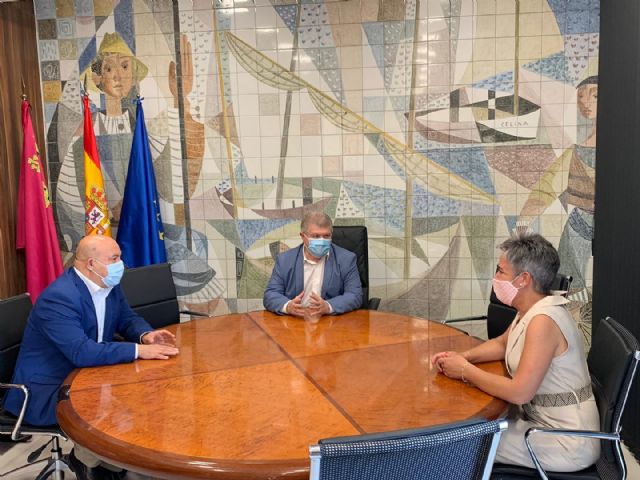José Vélez, recibió a la alcaldesa de Calasparra, Teresa García y al alcalde de Cieza, Pascual Lucas