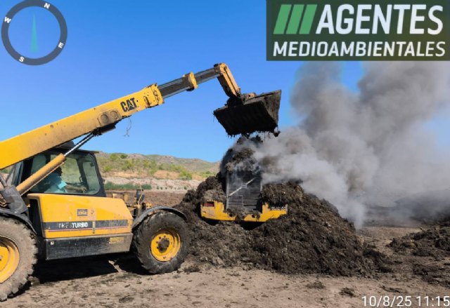 Bomberos del Consorcio han apagado el incendio de una retroexcavadora en el interior de una planta de reciclaje en el Paraje Macaneo de Calasparra