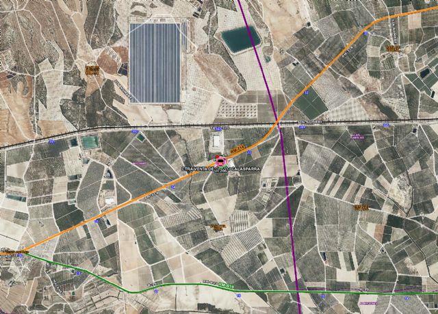 Servicios de emergencia trabajan en accidente de tráfico con atrapados ocurrido en la RM-714, en Calasparra