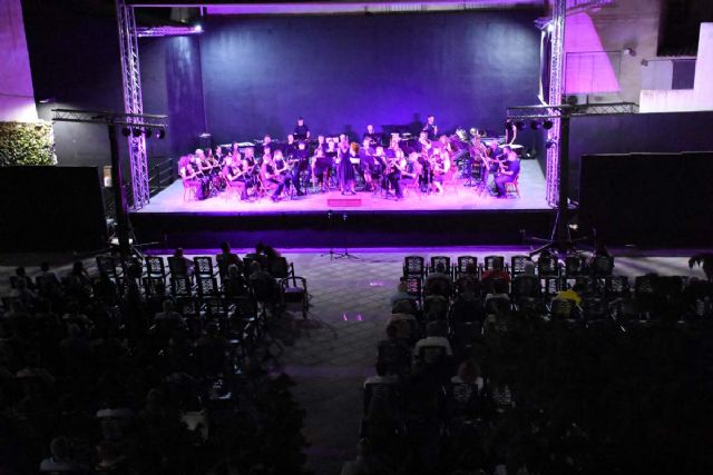 La Banda de Música de Calasparra deleita a los asistentes al Cine Rosales con un extraordinario ‘Concierto de Éxitos del Pop’