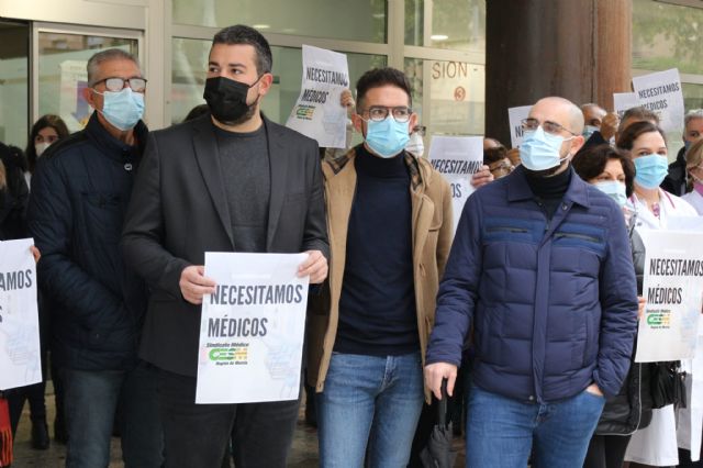 El Grupo Municipal Socialista se ha sumado a la concentración del Sindicato Médico de la Región de Murcia