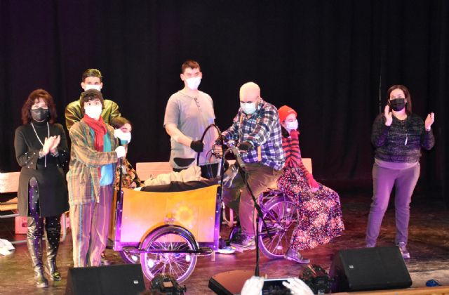 El Grupo de Teatro Alegría del I.E.S. Emilio Pérez Piñero representó en el Auditorio Municipal de Calasparra la obra 'El Triciclo' de Fernando Arrabal