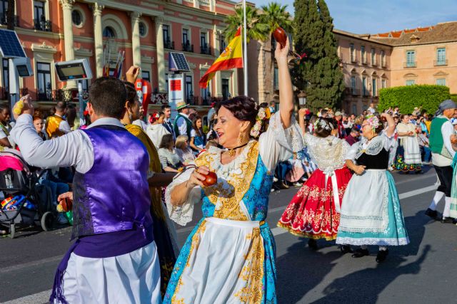 Calasparra vuelve a brillar con su folclore y gastronomía en el desfile del Bando de la Huerta