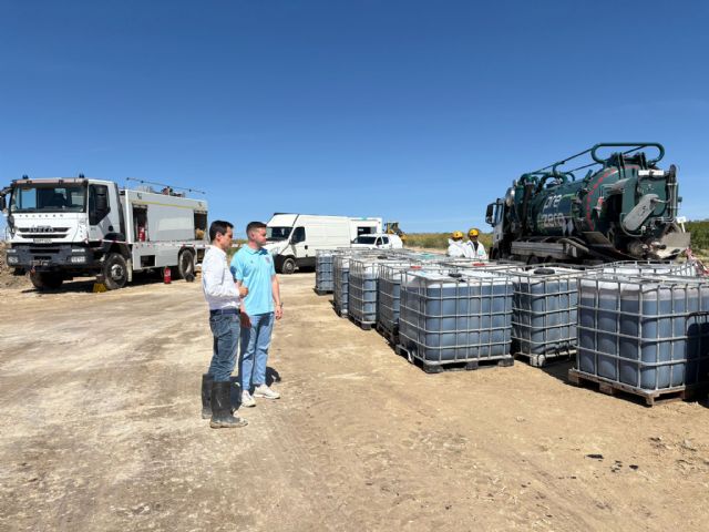 Continúan los trabajos de limpieza del vertido de crudo en una finca agrícola de Calasparra