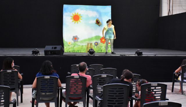 La Cuentacuentos Raquel Torres con 'Los cuentos de Celia' entretuvo a grandes y pequeños