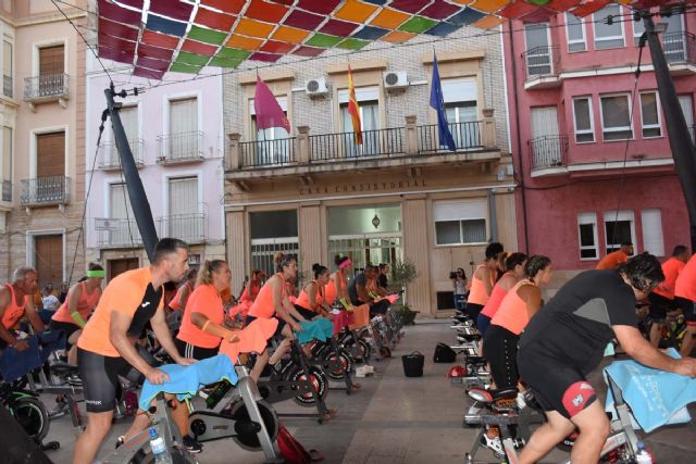 Una clase de spinning al aire libre llena el centro de Calasparra de música y deporte