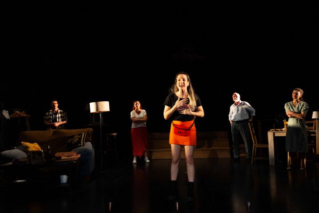 Teatro en estado puro: Alquibla transforma el Auditorio Municipal de Calasparra en un mosaico de vidas con 'No me falte el aire'