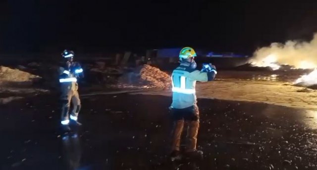 Bomberos y brigadas forestales han apagado un incendio en una planta de compostaje de residuos que se ha propagado el monte en Calasparra