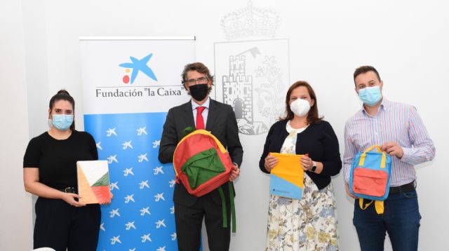 La Fundación 'la Caixa' dona mochilas con material escolar para los estudiantes de Calasparra