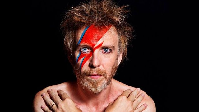 SHUARMA canta a Bowie en CALASPARRA