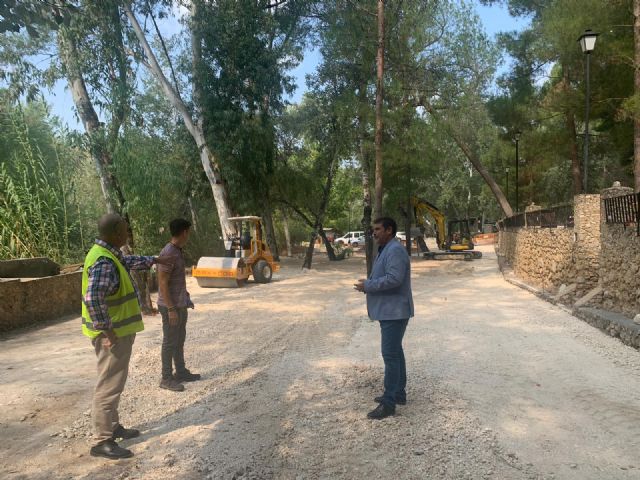 La Comunidad acondiciona la zona de recreo del paseo fluvial del Santuario de la Esperanza de Calasparra para mejorar la seguridad