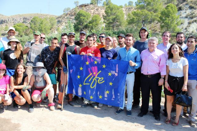 Una veintena de jóvenes de toda España ayudan a recuperar el estado natural del río Segura