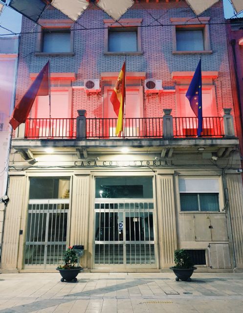 El Ayuntamiento de Calasparra se suma al Global Day iluminando su fachada de rojo en apoyo al sector cultural