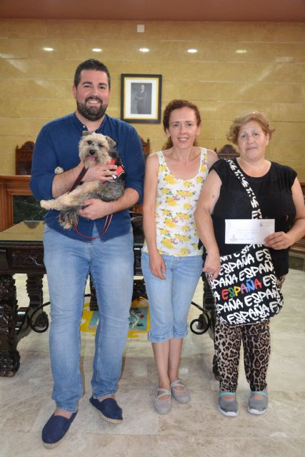 El Ayuntamiento entrega 515 euros a Dogs Rescue, la recaudación de la fiesta de la escuela de verano de Calascole 2018