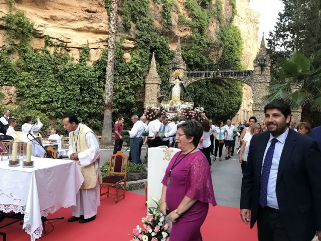 López Miras asiste a la misa y posterior procesión al Santuario de Nuestra Señora de la Esperanza en Calasparra