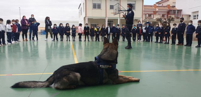 La Unidad Canina de la Policía Local de Calasparra visita los colegios para seguir trabajando en la conciencia contra las drogas