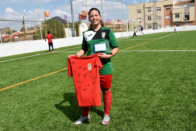 La jugadora de fútbol, María Hernández Martínez, podrá seguir jugando la próxima temporada con su equipo