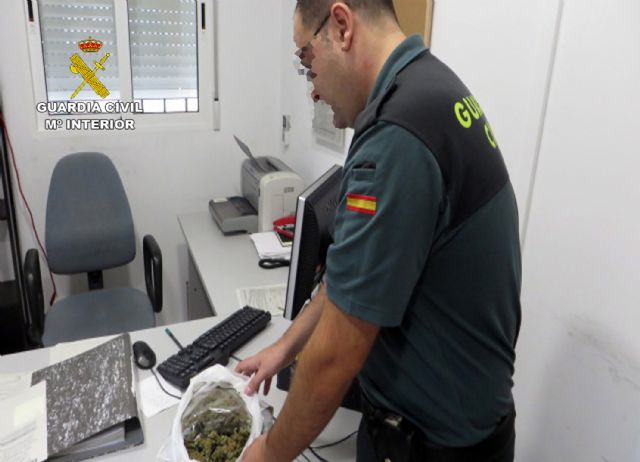 La Guardia Civil se incauta de varias dosis de marihuana cuando auxiliaba a los ocupantes de un vehículo averiado