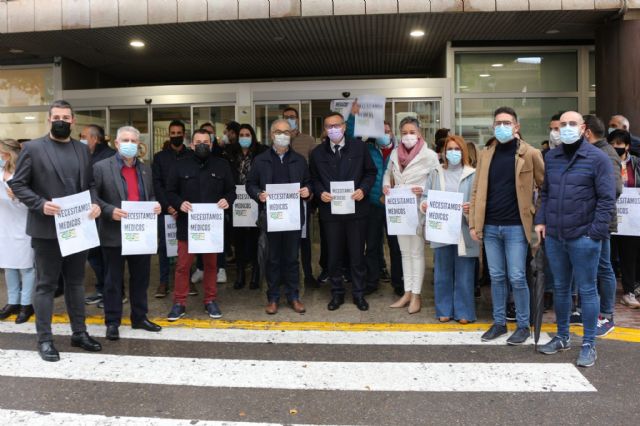 Concentración en el hospital del Noroeste para protestar por la falta de médicos