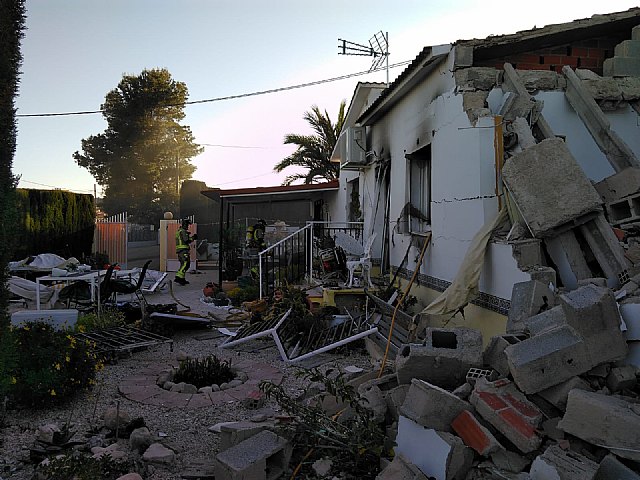 Rescatan de una persona tras el derrumbe del tejado e incendio de su vivienda en Calasparra