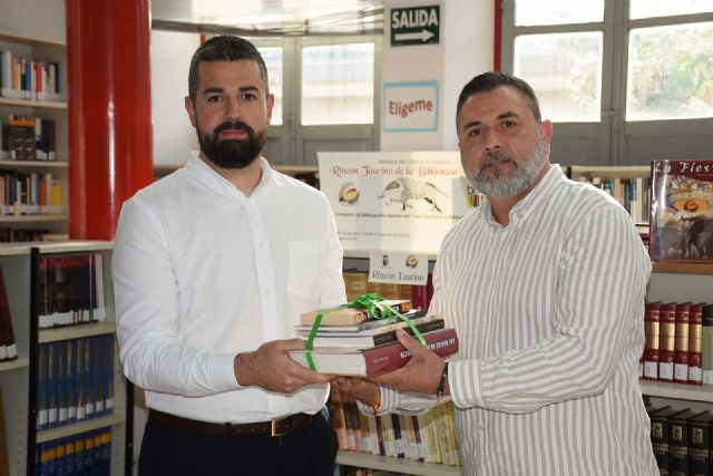 El Club Taurino de Calasparra cede nuevos libros al 'Rincón Taurino' de la Biblioteca Municipal de Calasparra