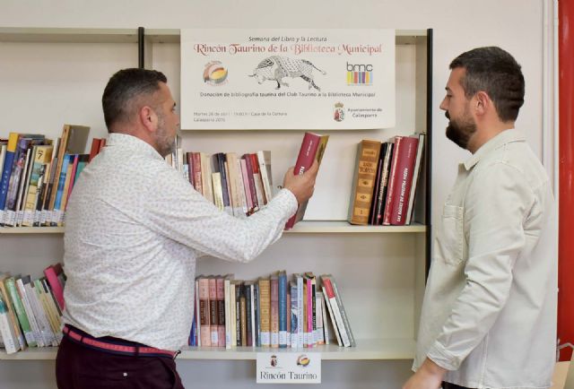 El Club Taurino de Calasparra cede 15 nuevas obras al “Rincón Taurino” de la Biblioteca Municipal de Calasparra