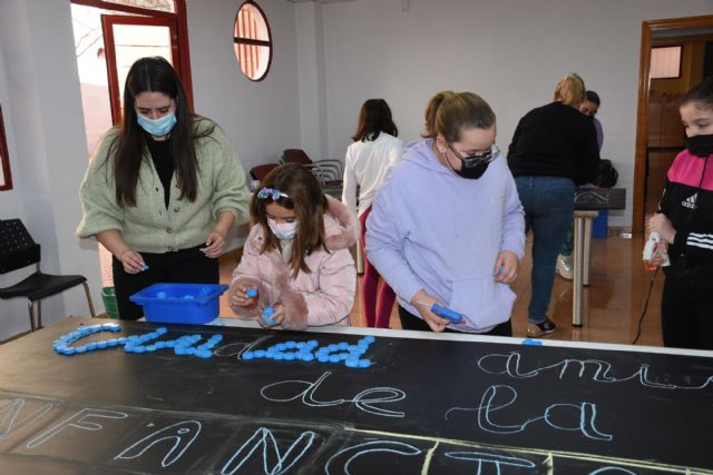 Los jóvenes de Calasparra trabajan en un mural participativo de concienciación medio ambiental