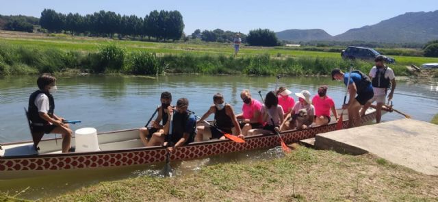 La Escuela Municipal de Piragüismo de Calasparra presenta su nueva embarcación Dragón Boat