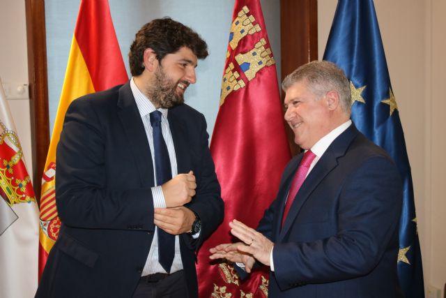 El presidente Fernando López Miras recibe al alcalde de Calasparra
